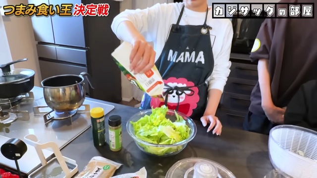 つまみ食いに挑戦するカジサックと子ども達