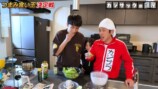 つまみ食いに挑戦するカジサックと子ども達