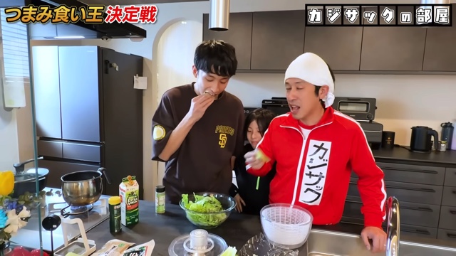 つまみ食いに挑戦するカジサックと子ども達