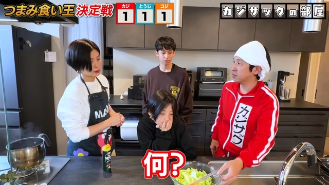 つまみ食いに挑戦するカジサックと子ども達