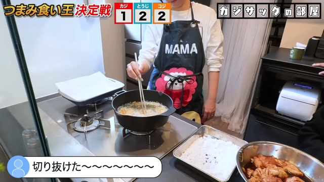 つまみ食いに挑戦するカジサックと子ども達