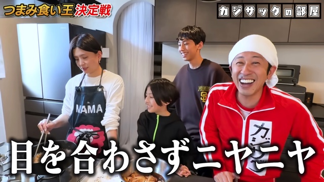 つまみ食いに挑戦するカジサックと子ども達