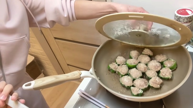 家事や育児をこなす辻希美