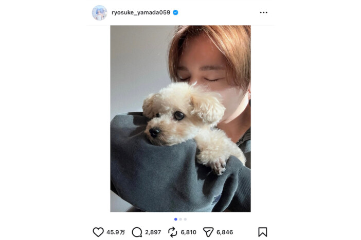 山田涼介、愛犬にキスする姿に反響　ウインクを決める飼い主顔負けなポーズに髙木雄也も「えっ、、、可愛すぎ」