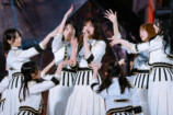 『7回目のひな誕祭 ～Welcome to HINATAZAKA ROCKESTRA～』（© Seed & FlowerLLC）