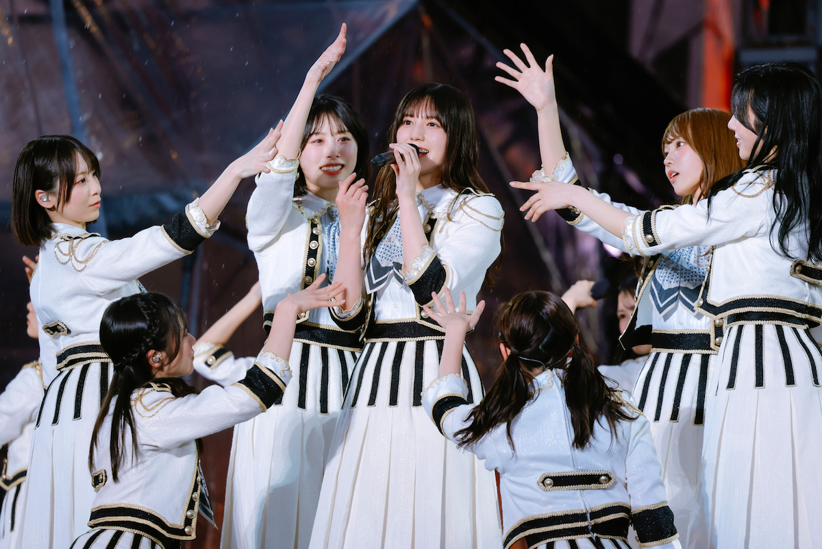 『7回目のひな誕祭 ～Welcome to HINATAZAKA ROCKESTRA～』（© Seed & FlowerLLC）