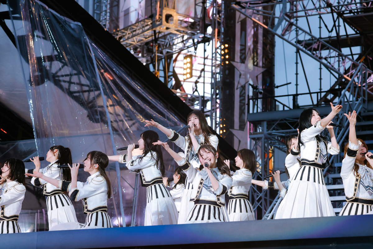 『7回目のひな誕祭 ～Welcome to HINATAZAKA ROCKESTRA～』（© Seed & FlowerLLC）