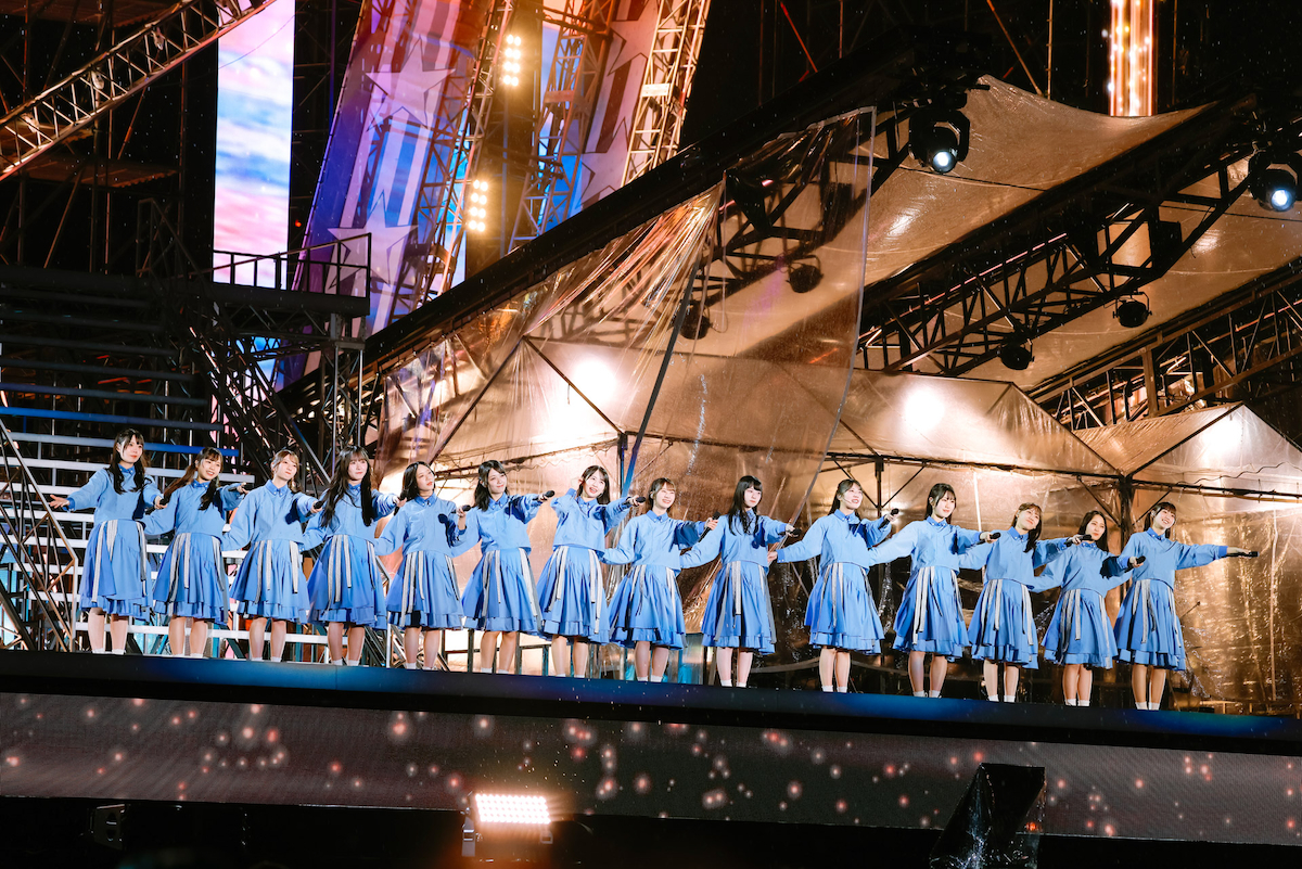 『7回目のひな誕祭 ～Welcome to HINATAZAKA ROCKESTRA～』（© Seed & FlowerLLC）