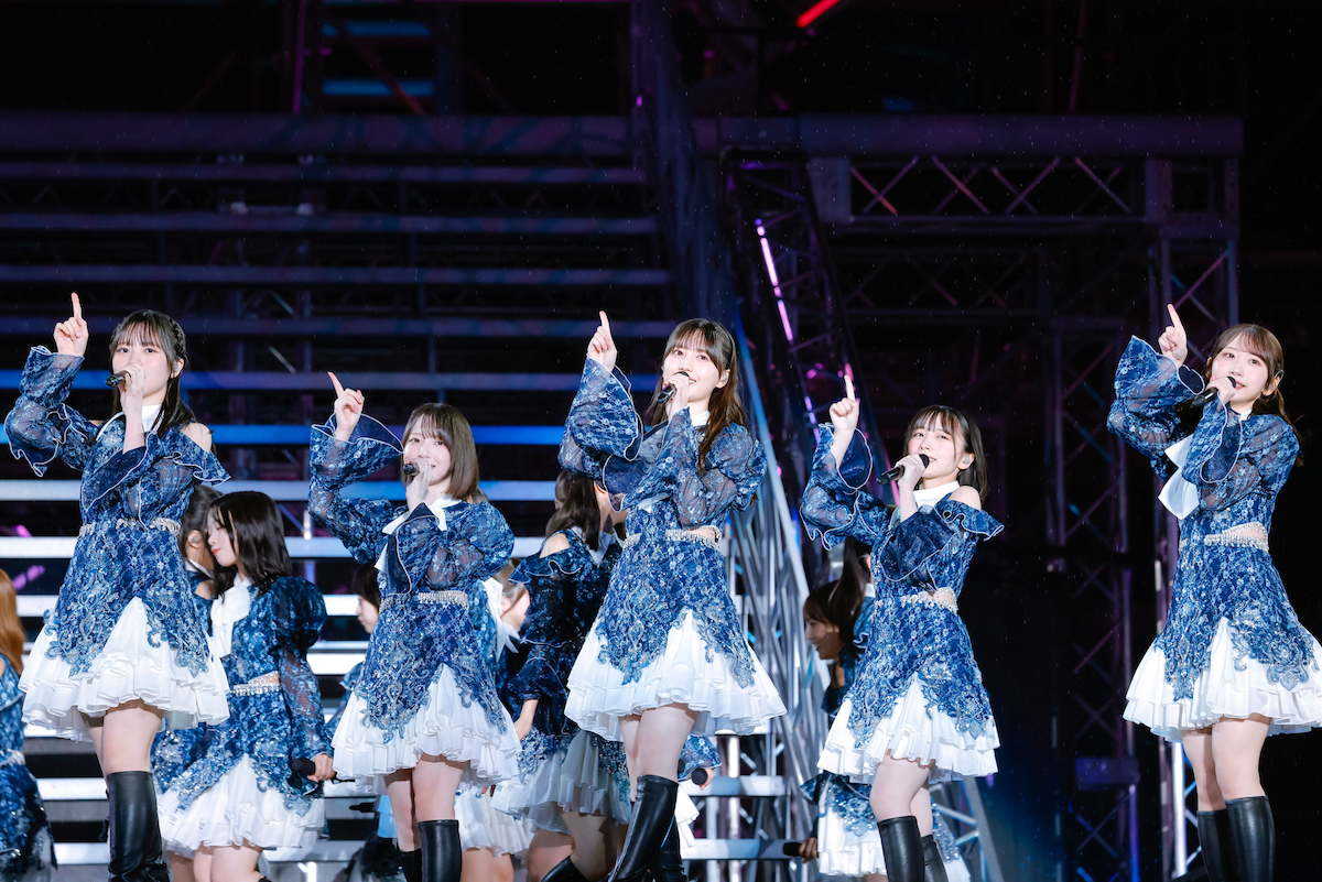 『7回目のひな誕祭 ～Welcome to HINATAZAKA ROCKESTRA～』（© Seed & FlowerLLC）