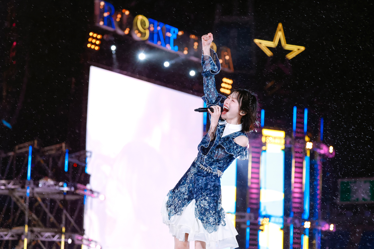 『7回目のひな誕祭 ～Welcome to HINATAZAKA ROCKESTRA～』（© Seed & FlowerLLC）
