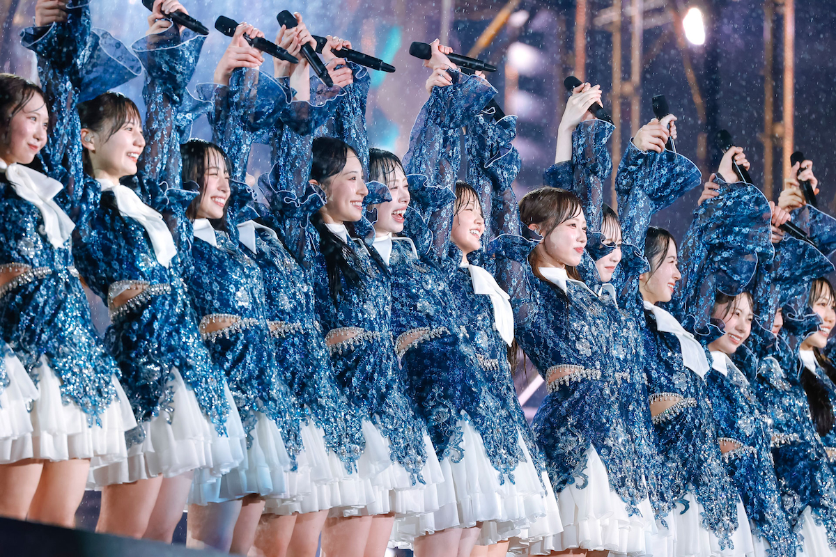 『7回目のひな誕祭 ～Welcome to HINATAZAKA ROCKESTRA～』（© Seed & FlowerLLC）