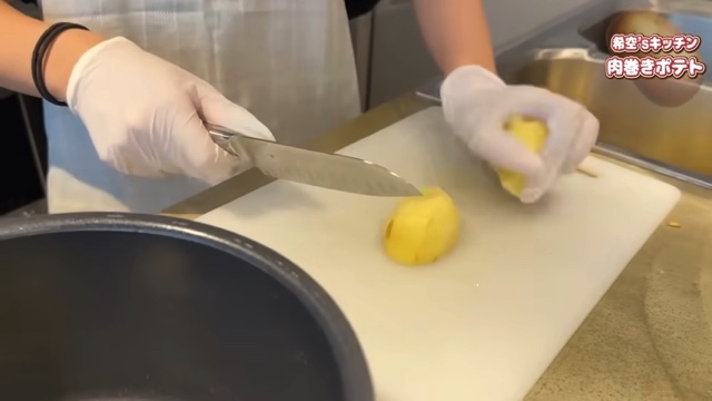 肉巻きポテトを作る希空