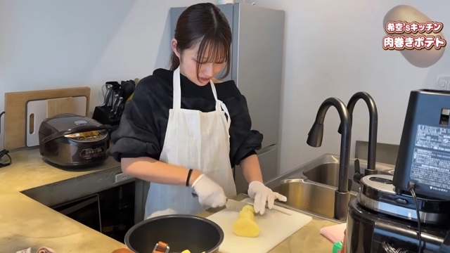 肉巻きポテトを作る希空