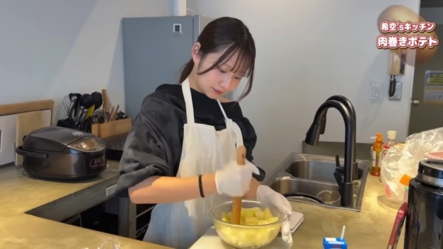肉巻きポテトを作る希空
