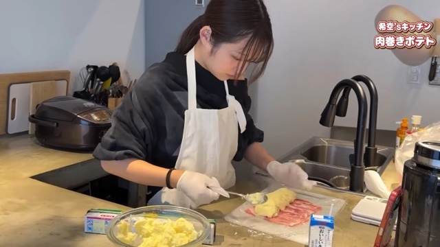 肉巻きポテトを作る希空