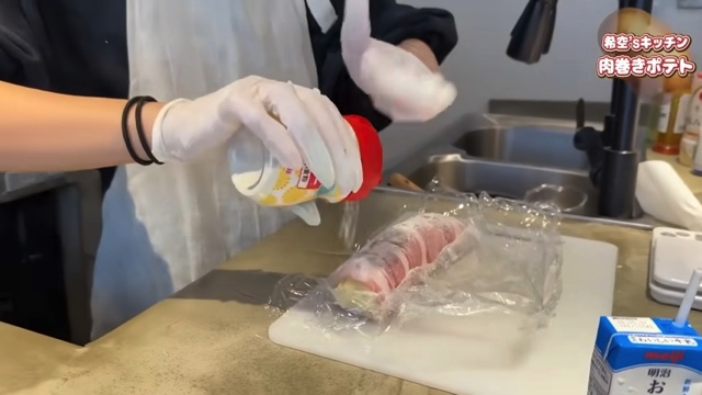 肉巻きポテトを作る希空