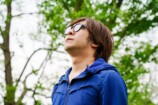 上を向いてダッシュボードを確認している様子