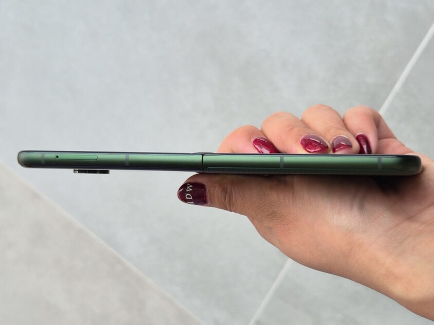 『razr 70 plus』広げた状態の厚さ