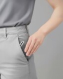 ポケットにしまう様子