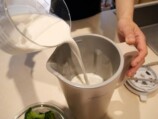 牛乳を入れている様子
