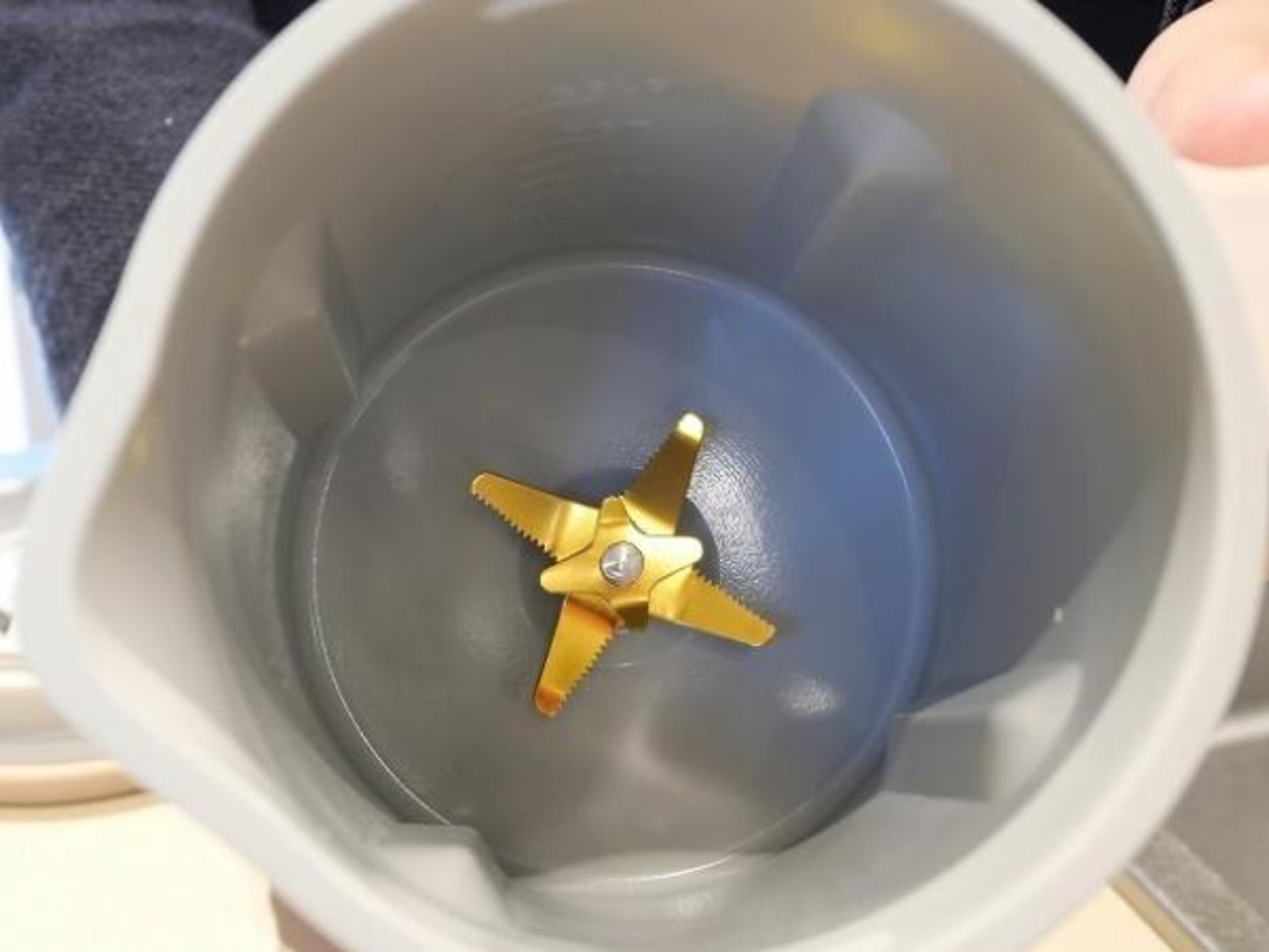 チタンコーティングの8枚刃ブレード