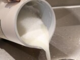 水ですすいで手入れをしている様子