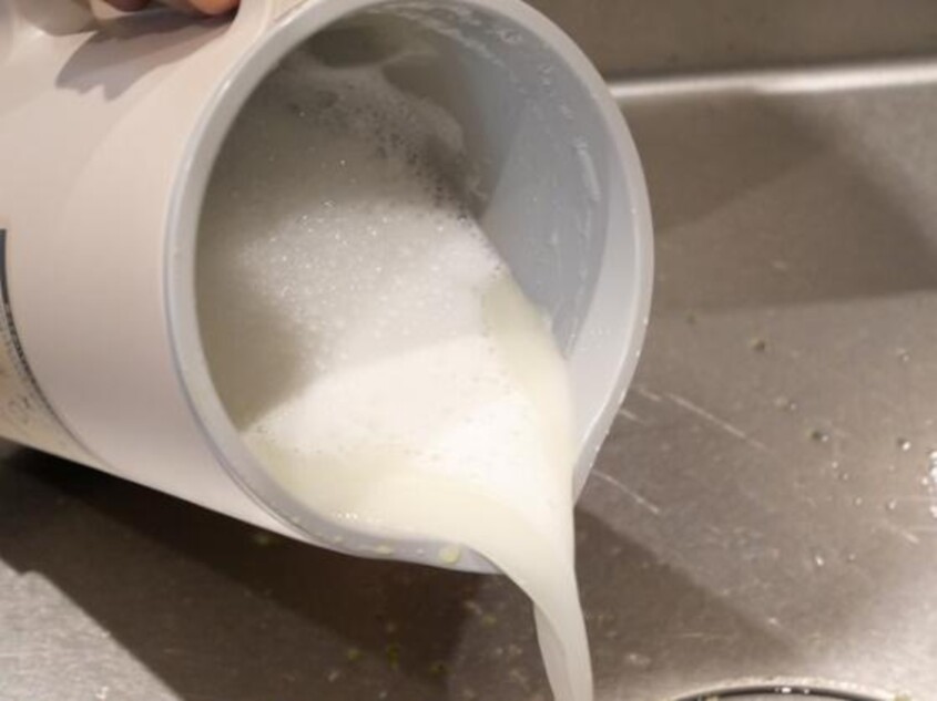 水ですすいで手入れをしている様子