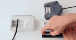電池を入れている様子