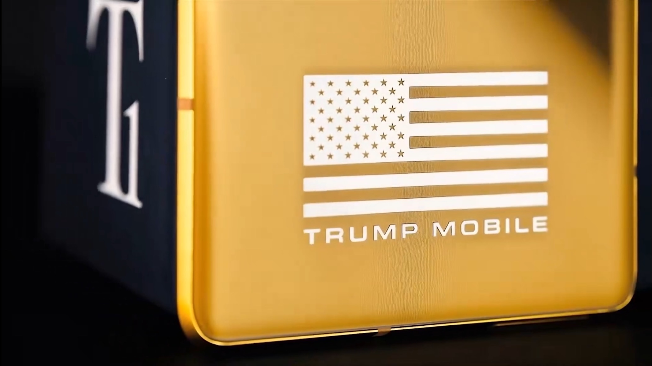 下部にある　TRUMP MOBILEと白い星条旗