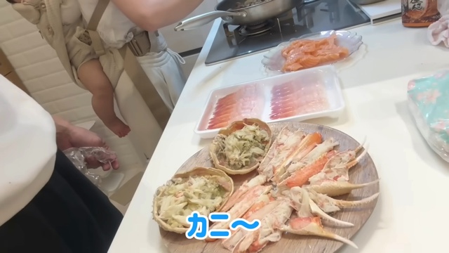 夫・杉浦と夕食を作る辻希美