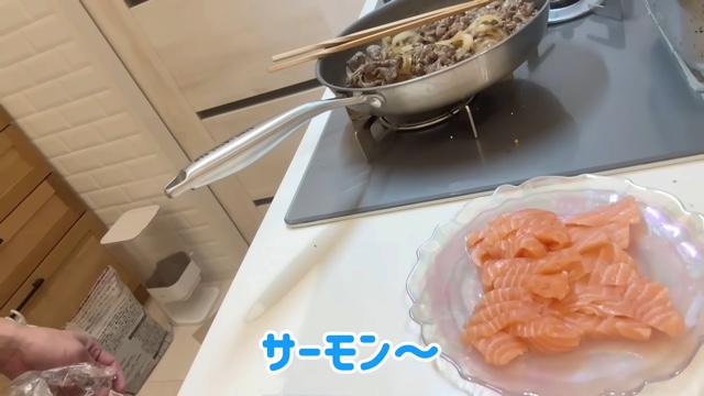 夫・杉浦と夕食を作る辻希美