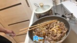 夫・杉浦と夕食を作る辻希美