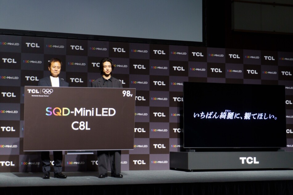 ブランドアンバサダー山﨑賢人氏が登壇している様子
