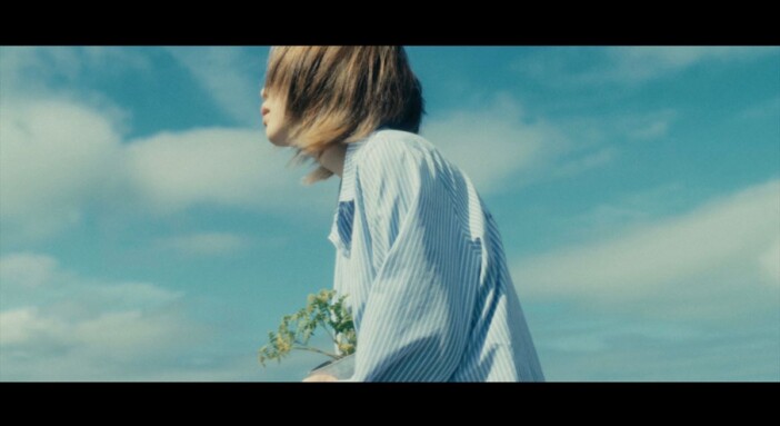 Aki、最新曲「恋に恋して」本人プロデュースによるMV公開　春から夏へと移ろう一瞬の季節感を表現
