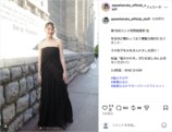 綾瀬はるか、黒ドレス姿でレッドカーペットの画像