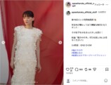 綾瀬はるか、黒ドレス姿でレッドカーペットの画像