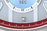 6時の位置に、カラータイマーをイメージしたブルーのシェルダイヤルと、天然ダイヤ