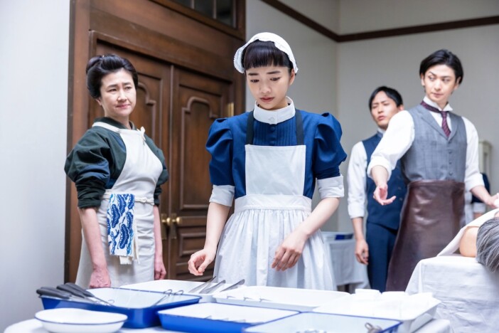 『風、薫る』第42話、りん（見上愛）と直美（上坂樹里）が緊急手術の手術介助に入る
