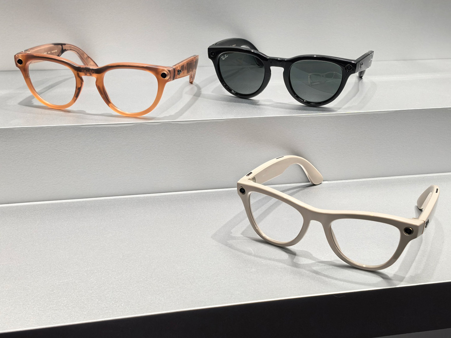 Ray-Ban MetaスマートグラスとOAKLEYスマートグラス