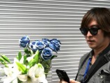 AIグラスを使ってスマートフォンを操作している様子