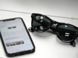 AIグラスとスマートフォンのアプリ