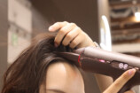 『KINUJO Silk Premium Dryer』（4万9,500円）のアタッチメント（ボリューム）を使用すると……