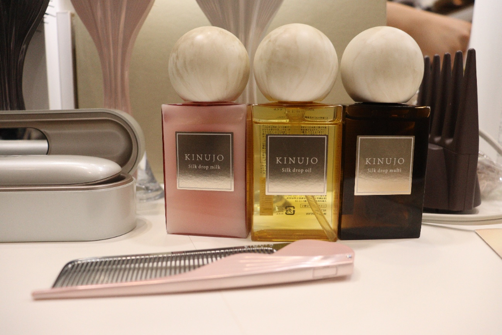 （左から）『KINUJO LuxeJewel』（2万2,000円）、『KINUJO Silk drop milk』（2,600円）、『KINUJO Silk drop oil』（2,970円）、『KINUJO Silk drop multi』（3,400円）、『KINUJO Silky jewel comb』（2,970円）