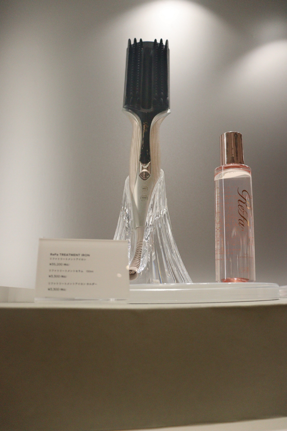イチオシ商品の『ReFa TREATMENT IRON』（3万5,200円）と『ReFa TREATMENT SERUM』（3,300円）