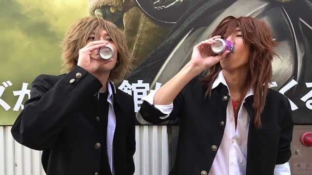 ふるふるシェイカーを飲む平成男子姿のスカイピース
