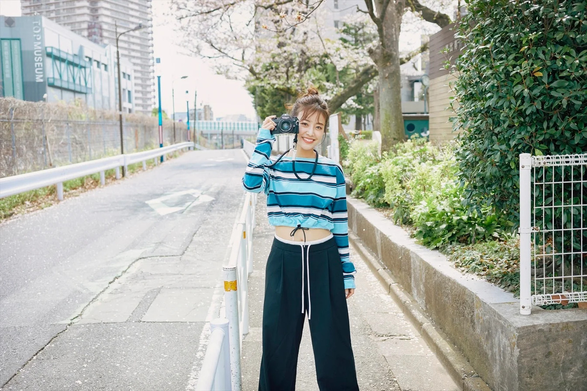 中川絵美里が撮影した鷲見玲奈の写真集の画像
