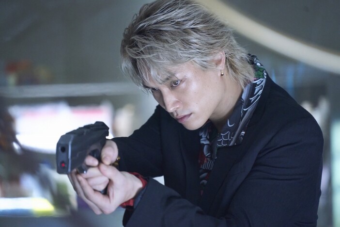 鈴木伸之がガンアクションに挑戦 『ミステリー・アリーナ』メイキング映像&新場面写真