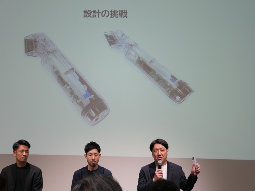 設計について説明した語っている様子