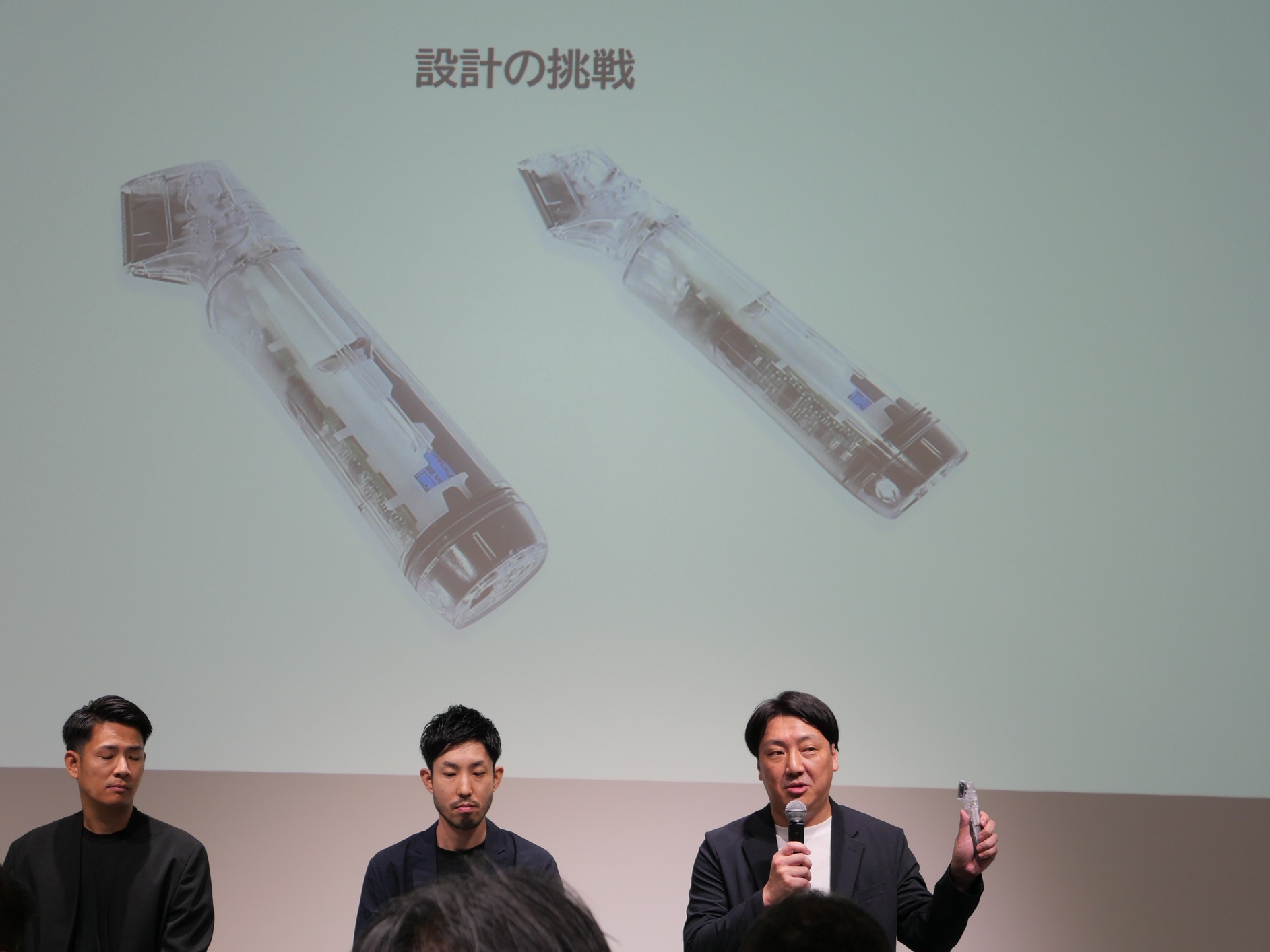 設計について説明した語っている様子