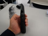 本体を持っている様子